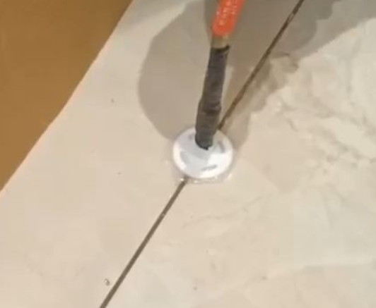 大安瓷砖空鼓维修公司专业解答瓷砖在铺贴过程中，如果没有涂抹均匀到位的粘结材料（如水泥砂浆或瓷砖胶），可能会导致以下问题